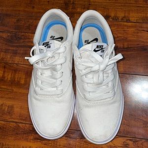 Size 6 in women Nike SB white shoes-lightly worn